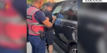 Qëlloi me grushte efektivin e policisë, pranga për 27-vjeçarin në Sarandë