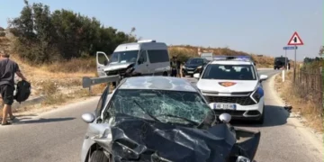 Aksident në Selenicë/ Automjeti përplaset me furgonin me pasagjerë, plagosen gjashtë persona
