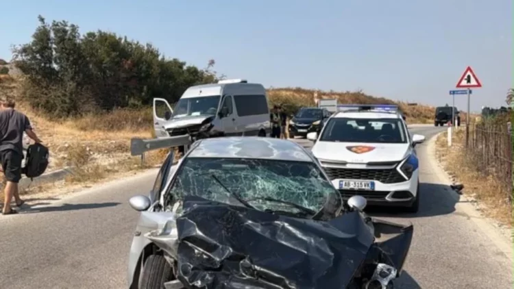Aksident në Selenicë/ Automjeti përplaset me furgonin me pasagjerë, plagosen gjashtë persona