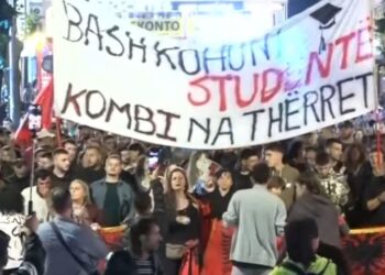 “Edi Rama frikacak, po të vjen radha për në SPAK”/ Mbyllet protesta e 117-të, qytetarët: Nesër më shumë