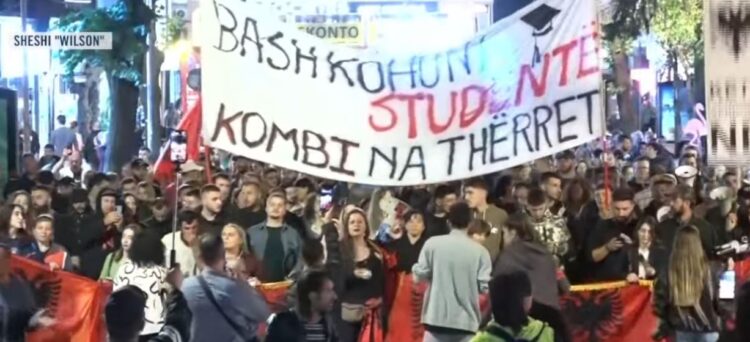 “Edi Rama frikacak, po të vjen radha për në SPAK”/ Mbyllet protesta e 117-të, qytetarët: Nesër më shumë