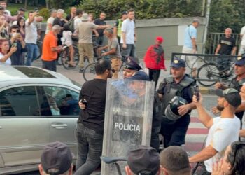 Shoqërohen Adriatik Lapaj dhe Shpend Gashi/ Protestuesit gjuajnë me vezë makinën e deputetes Ilva Gjuzi