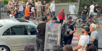 Shoqërohen Adriatik Lapaj dhe Shpend Gashi/ Protestuesit gjuajnë me vezë makinën e deputetes Ilva Gjuzi