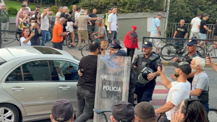 Shoqërohen Adriatik Lapaj dhe Shpend Gashi/ Protestuesit gjuajnë me vezë makinën e deputetes Ilva Gjuzi