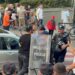 Shoqërohen Adriatik Lapaj dhe Shpend Gashi/ Protestuesit gjuajnë me vezë makinën e deputetes Ilva Gjuzi