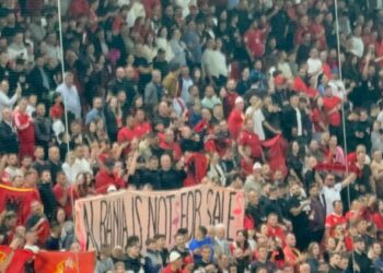 Protesta mbërrin te Kombëtarja, tifozët shpalosin parulla në stadium: Shqipëria nuk shitet!
