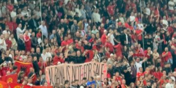 Protesta mbërrin te Kombëtarja, tifozët shpalosin parulla në stadium: Shqipëria nuk shitet!