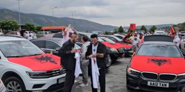 Me flamuj dhe simbole kombëtare/ Diaspora shqiptare udhëton prej tre ditësh nga Anglia dhe Europa drejt Tiranës për protestën
