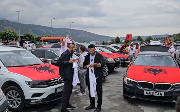 Me flamuj dhe simbole kombëtare/ Diaspora shqiptare udhëton prej tre ditësh nga Anglia dhe Europa drejt Tiranës për protestën