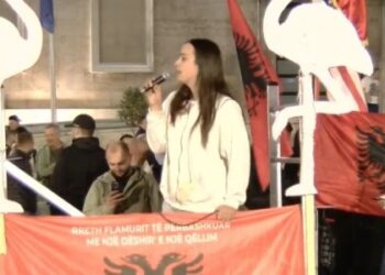 Sidorela Vatnikaj në protestë: Dejtoresha e SHISH i jepte informacione Agasit për t’i shpëtuar policisë