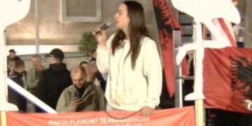 Sidorela Vatnikaj në protestë: Dejtoresha e SHISH i jepte informacione Agasit për t’i shpëtuar policisë