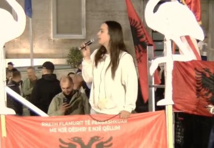 Sidorela Vatnikaj në protestë: Drejtoresha e SHISH i jepte informacione Agasit për t’i shpëtuar policisë