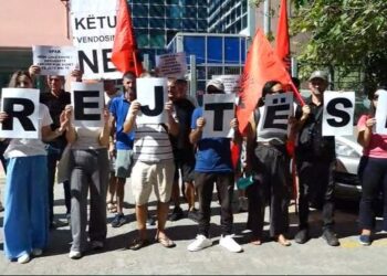 Qytetarët protestë para SPAK, thirrje prokurorëve: Merrni audiopërgjimet e  Ahmetajt dhe hetoni