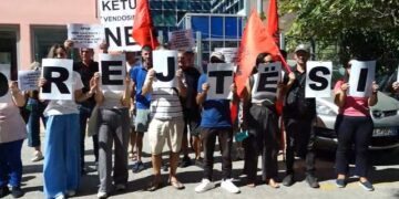 Qytetarët protestë para SPAK, thirrje prokurorëve: Merrni audiopërgjimet e  Ahmetajt dhe hetoni