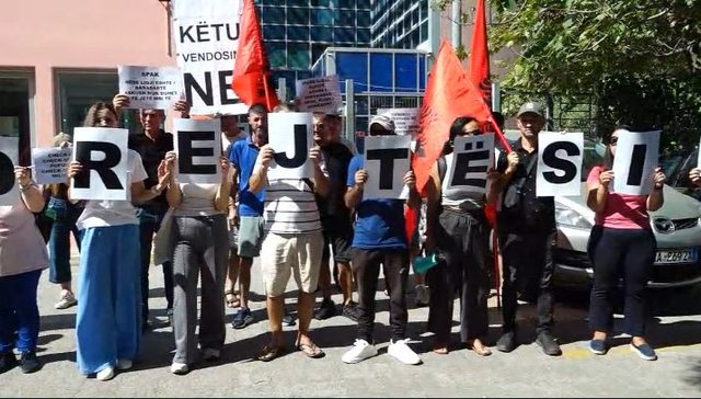 Qytetarët protestë para SPAK, thirrje prokurorëve: Merrni audiopërgjimet e Ahmetajt dhe hetoni
