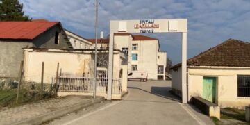 Tropojë/ 4 punonjës të bashkisë bien në kontakt me energjinë elektrike, humb jetën njëri prej tyre