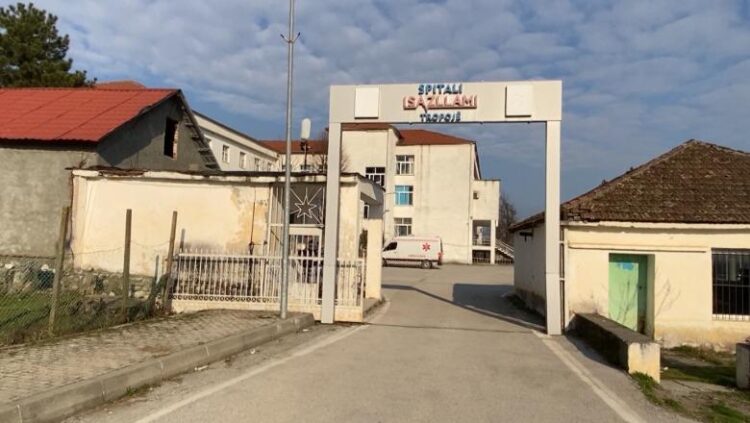 Tropojë/ 4 punonjës të bashkisë bien në kontakt me energjinë elektrike, humb jetën një prej tyre