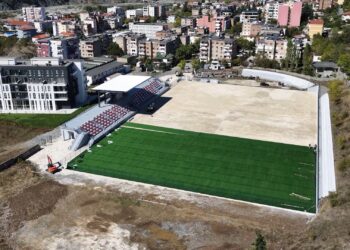 Investimet e FSHF në infrastrukturë/ Stadiumi “Myslim Koçi” drejt përfundimit, në fazën finale shtrimi i tapetit