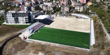 Investimet e FSHF në infrastrukturë/ Stadiumi “Myslim Koçi” drejt përfundimit, në fazën finale shtrimi i tapetit