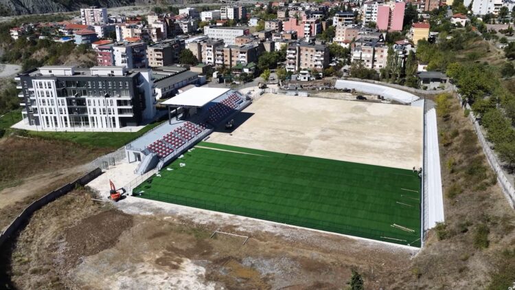 Investimet e FSHF në infrastrukturë/ Stadiumi “Myslim Koçi” drejt përfundimit, në fazën finale shtrimi i tapetit