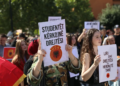 “Jo në emrin tonë!”/ Studentët në Prishtinë, marshim proteste në mbështetje të ish-krerëve të UÇK-së