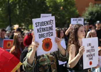 “Jo në emrin tonë!”/ Studentët në Prishtinë, marshim proteste në mbështetje të ish-krerëve të UÇK-së