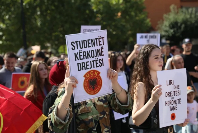 “Jo në emrin tonë!”/ Studentët në Prishtinë, marshim proteste në mbështetje të ish-krerëve të UÇK-së