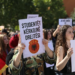 “Jo në emrin tonë!”/ Studentët në Prishtinë, marshim proteste në mbështetje të ish-krerëve të UÇK-së
