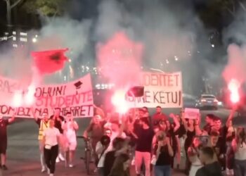 Erdhi shtatori, studentët i bashkohen protestës me pankartën: Bashkohuni studentë, Kombi na thërret