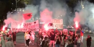 Erdhi shtatori, studentët i bashkohen protestës me pankartën: Bashkohuni studentë, Kombi na thërret