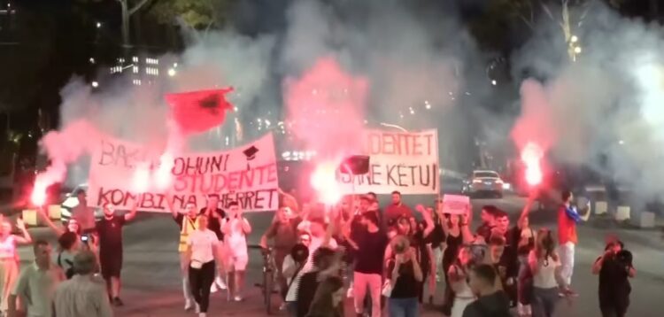 Erdhi shtatori, studentët i bashkohen protestës me pankartën: Bashkohuni studentë, Kombi na thërret