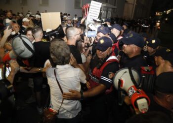 Bllokuan’ në zyrë Ramën, arrestohen 14 protestues pas përplasjeve me policinë para kryeministrisë
