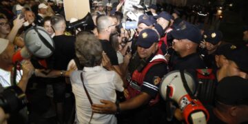 Bllokuan’ në zyrë Ramën, arrestohen 14 protestues pas përplasjeve me policinë para kryeministrisë