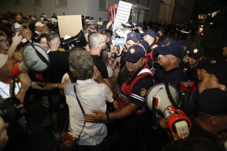 Bllokuan’ në zyrë Ramën, arrestohen 14 protestues pas përplasjeve me policinë para kryeministrisë (Emrat)