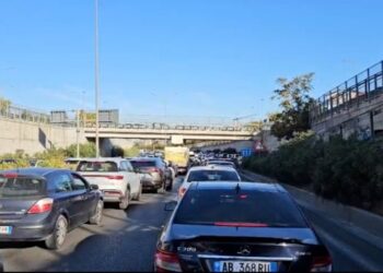 Tirana “zgjohet” në trafik/ Radhë kilometrike në Unazën e Madhe, nisja e vitit shkollor shton fluksin