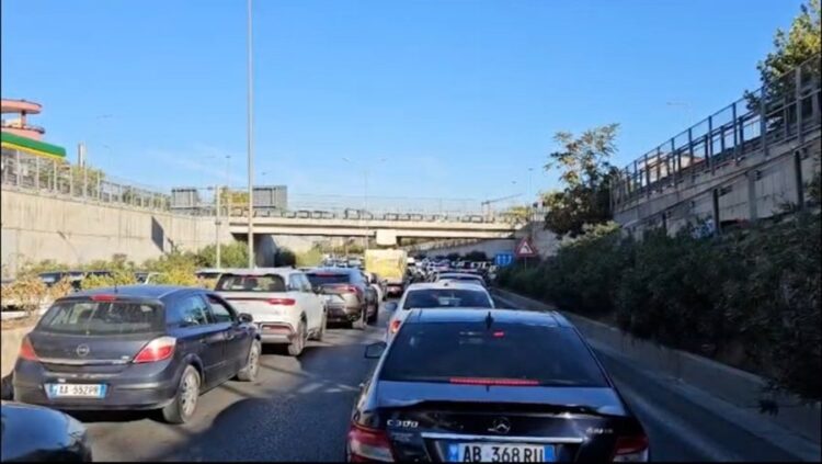Tirana “zgjohet” në trafik/ Radhë kilometrike në Unazën e Madhe, nisja e vitit shkollor shton fluksin
