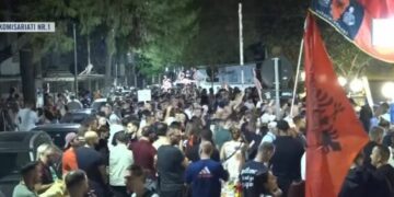 “Arrestoni Edi Ramën, lironi qytetarët!”-Protestuesit rrethojnë Komisariatin Nr. 1