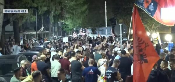 “Arrestoni Edi Ramën, lironi qytetarët!”-Protestuesit rrethojnë Komisariatin Nr. 1