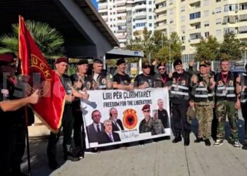 “O Hashim ti ku je, UÇK-në këtu e ke”/ Shkuan në Hagë në mbështetje të ish-krerëve të UÇK-së, 50 veteranët mbërrijnë në Portin e Durrësit