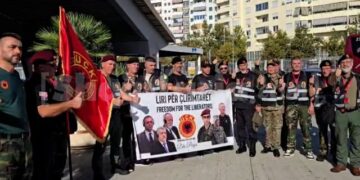 “O Hashim ti ku je, UÇK-në këtu e ke”/ Shkuan në Hagë në mbështetje të ish-krerëve të UÇK-së, 50 veteranët mbërrijnë në Portin e Durrësit