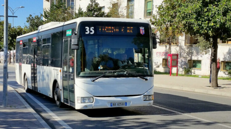 Rikthehet normaliteti me transportin publik, autobusët me kapacitet të plotë