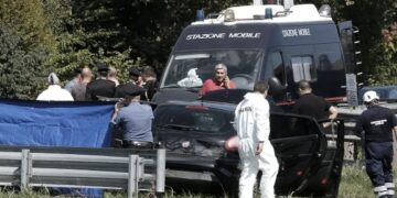I vrarë dhe me duart e lidhura brenda makinës së fundosur, viktima dyshohet se është shqiptar