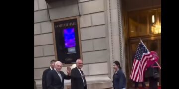 Protestuesit thirrje gjeneralit Wesley Clark në Nju Jork: Mos qëndroni në krah të Edi Ramës, ai është kriminel!