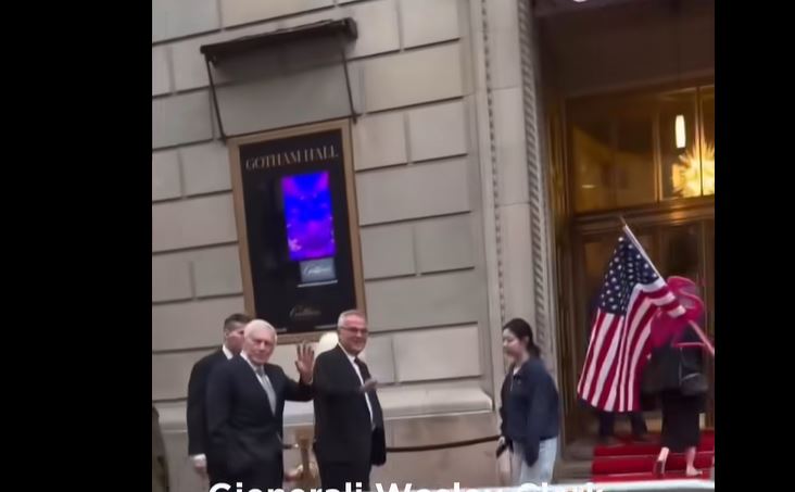 Protestuesit thirrje gjeneralit Wesley Clark në Nju Jork: Mos qëndroni në krah të Edi Ramës, ai është kriminel!
