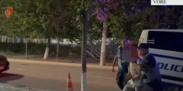 I la fishekun dhe letrën kërcënuese te porta kushëririt për t’i marrë 300 mijë euro