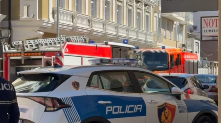 Përfshihet nga flakët hoteli në qendër të Shkodrës