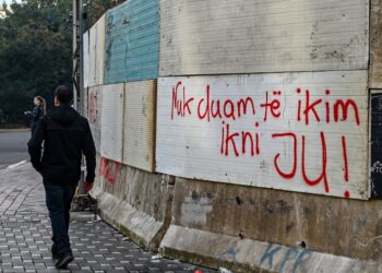 “Nuk duam të ikim, ikni ju”, të rinjtë parulla në mur për politikën: Ky është fundi