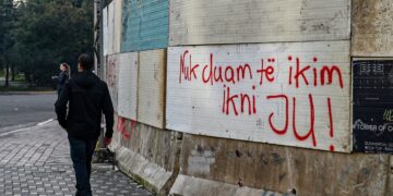“Nuk duam të ikim, ikni ju”, të rinjtë parulla në mur për politikën: Ky është fundi