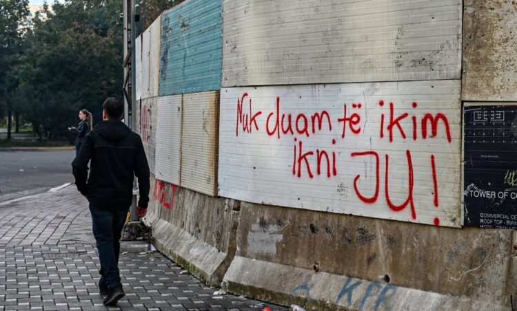 “Nuk duam të ikim, ikni ju”, të rinjtë parulla në mur për politikën: Ky është fundi