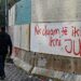 “Nuk duam të ikim, ikni ju”, të rinjtë parulla në mur për politikën: Ky është fundi